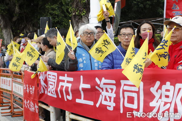 ▲▼雙城論壇，松山機場外正反抗議。（圖／記者湯興漢攝）