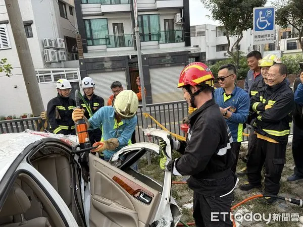 ▲台南市消防局第四大隊山上分隊於15日及16日分兩梯次運用在地企業捐贈之各式車禍救援器材辦理「專業車禍救援訓練」。（圖／記者林東良翻攝，下同）