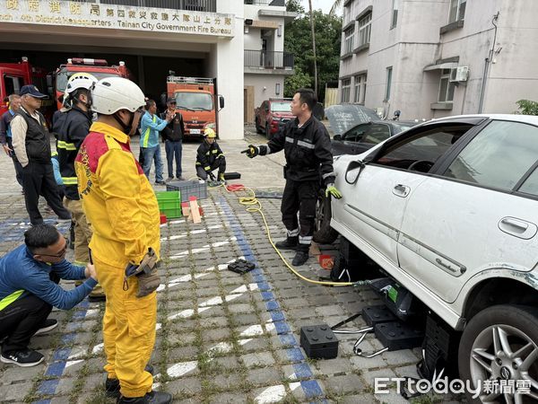 ▲台南市消防局第四大隊山上分隊於15日及16日分兩梯次運用在地企業捐贈之各式車禍救援器材辦理「專業車禍救援訓練」。（圖／記者林東良翻攝，下同）