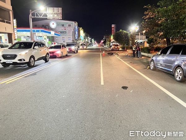 ▲台東15日晚間發生死亡車禍，騎士撞上過馬路女行人，女行人頭部重創送醫不治。（圖／記者楊漢聲翻攝，下同）