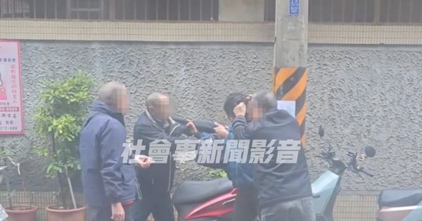 ▲▼3名白髮鄰里守望隊員與便溺男子發生拉扯，警方到場將4人帶回派出所釐清             。（圖／翻攝社會事新聞影音）