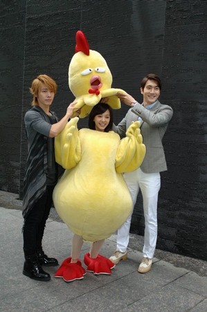 陳意涵(中)與Super Junior團員東海(左)、始源(右)演出偶像劇《華麗的挑戰》。(圖／截自《華麗的挑戰》粉絲團)