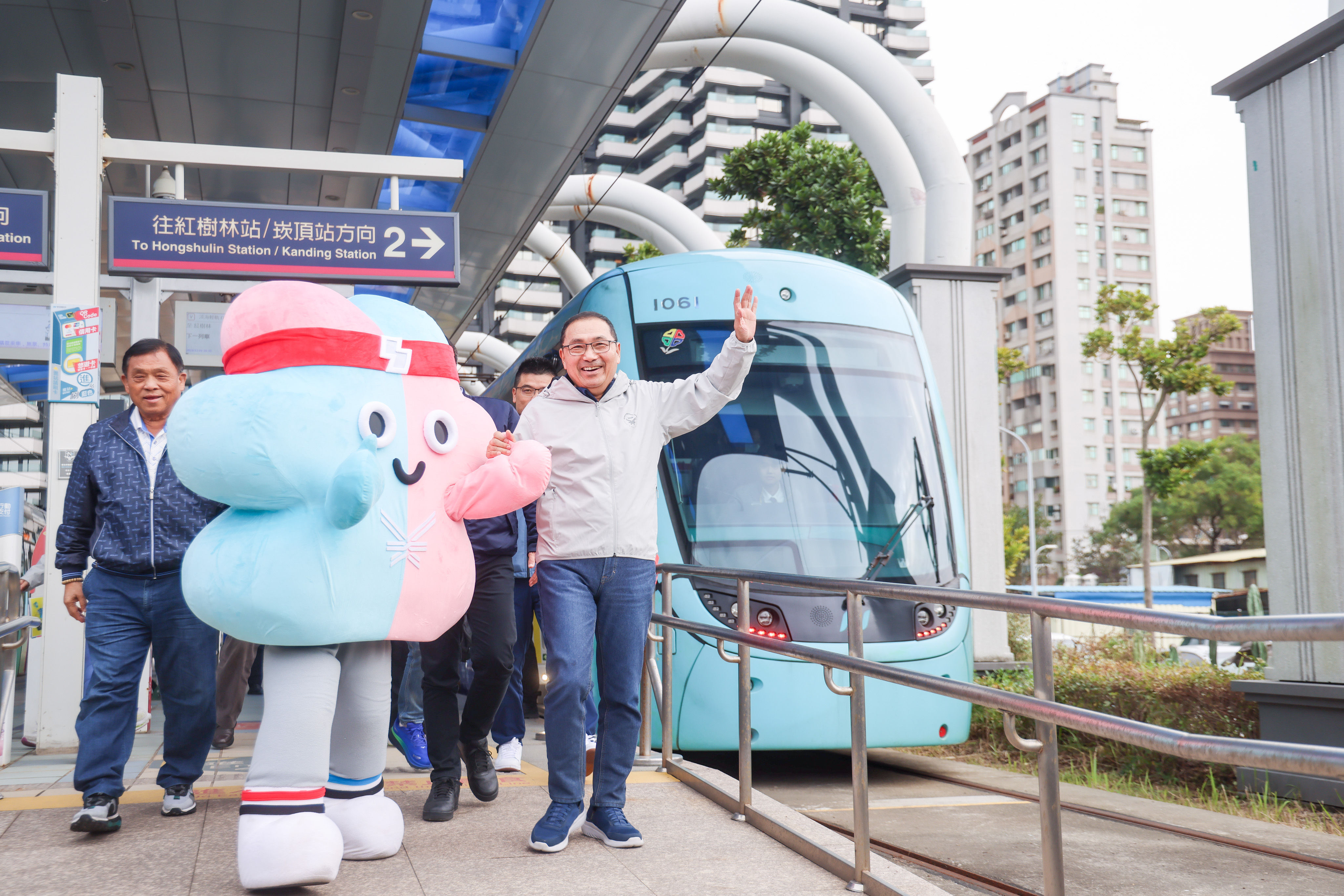 ▲侯友宜攜手「壯寶」 啟動主題列車。（圖／新北市體育局提供）