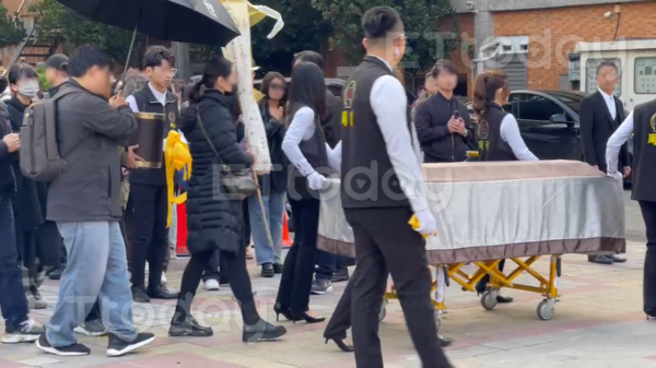 ▲▼陳梅慧靈柩上靈車             。（圖／記者陸運陞攝）