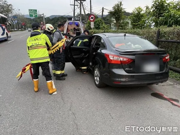 ▲警消緊急將駕駛送醫搶救。（圖／記者張君豪翻攝）