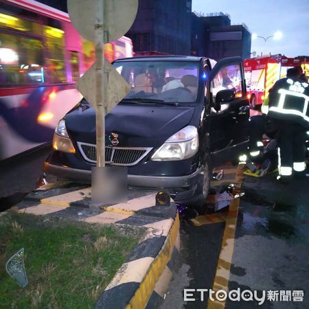 ▲▼三芝區北勢子台二線男子自撞分隔島無呼吸送醫             。（圖／記者陳以昇翻攝）