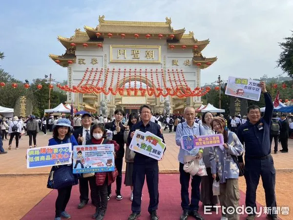 ▲六龜警分局利用天台山道場舉辦「素食園遊會」進行打詐宣導           。（圖／六龜警分局提供）