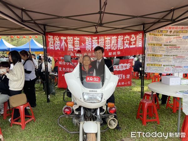 ▲六龜警分局利用天台山道場舉辦「素食園遊會」進行打詐宣導           。（圖／六龜警分局提供）