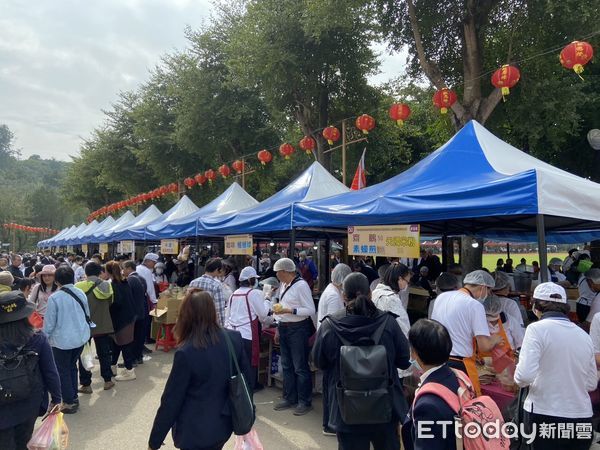 ▲六龜警分局利用天台山道場舉辦「素食園遊會」進行打詐宣導           。（圖／六龜警分局提供）