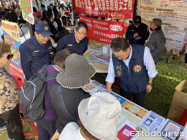 ▲六龜警分局利用天台山道場舉辦「素食園遊會」進行打詐宣導           。（圖／六龜警分局提供）