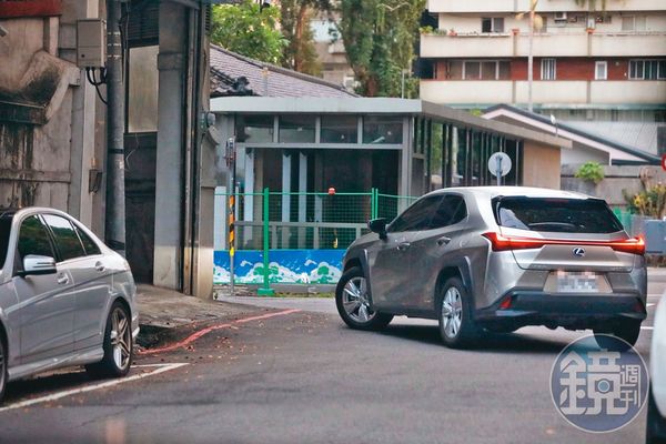 08/01 18:36，陳姓諮議進官邸沒多久，徐益梁隨後也開車進官邸車庫。