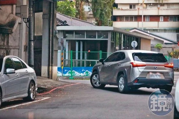 08/01 18:36，陳姓諮議進官邸沒多久，徐益梁隨後也開車進官邸車庫。