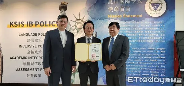 ▲台南市崑山高中16日舉行簡單而隆重的新任校長就職晚宴，由邱丰裔正式出任第十屆校長。（圖／記者林東良翻攝，下同）