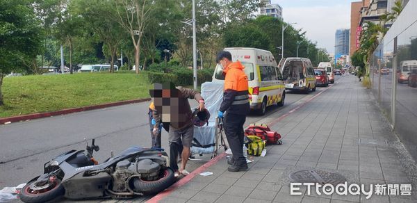 ▲▼ 台北市松山區八德路四段，今（17）日上午發生機車、腳踏車，及行人的車禍事故 。（圖／記者黃彥傑翻攝）