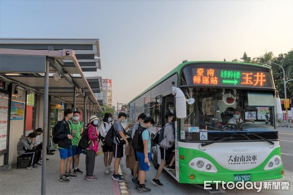 ▲大台南公車「智慧等車」服務功能上線以來迄今已突破10萬使用人次，市府宣布即日起新增紅、藍、綠幹支線，未來亦逐步擴大至更多路線及站位，讓更多市民享受到「智慧等車」服務的便利性。（圖／記者林東良翻攝，下同）