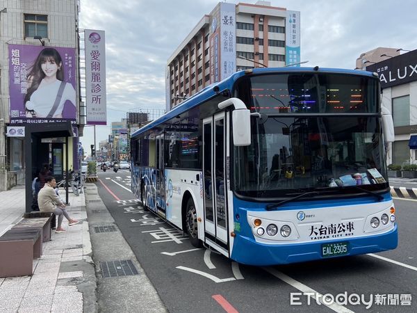 ▲大台南公車「智慧等車」服務功能上線以來迄今已突破10萬使用人次，市府宣布即日起新增紅、藍、綠幹支線，未來亦逐步擴大至更多路線及站位，讓更多市民享受到「智慧等車」服務的便利性。（圖／記者林東良翻攝，下同）