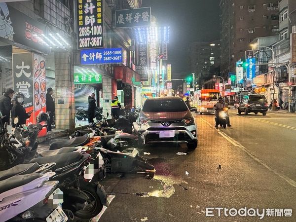 ▲▼小客車撞倒女騎士再波及路旁10部機車             。（圖／記者陳以昇翻攝）