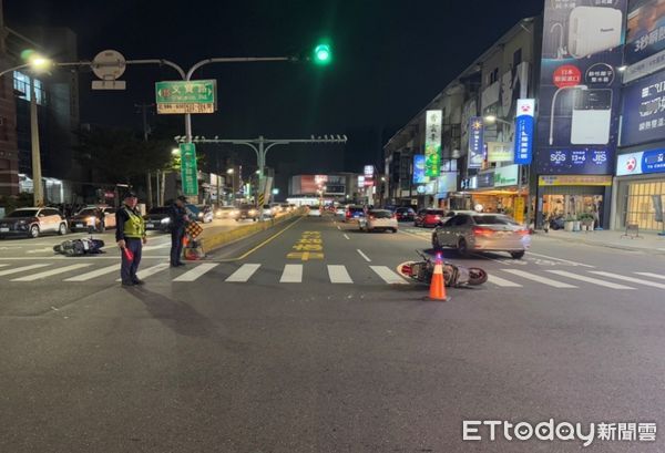 ▲台南市北區文賢路有1部機車直行到和緯路口時突右轉，此時後來直行而來的1部機車，閃避不及直接撞上，雙方均人車倒地受傷送醫。（圖／記者林東良翻攝，下同）