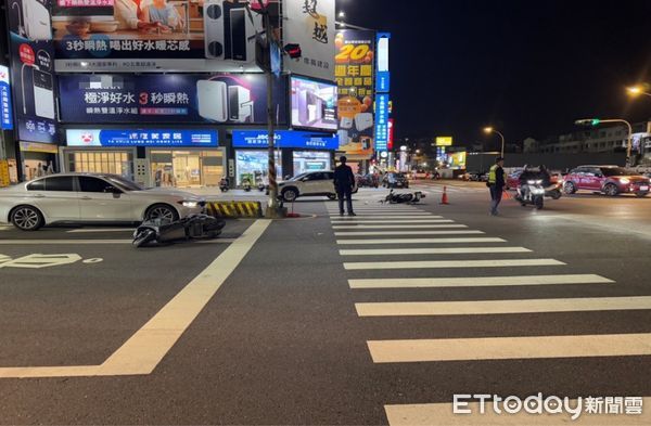 ▲台南市北區文賢路有1部機車直行到和緯路口時突右轉，此時後來直行而來的1部機車，閃避不及直接撞上，雙方均人車倒地受傷送醫。（圖／記者林東良翻攝，下同）