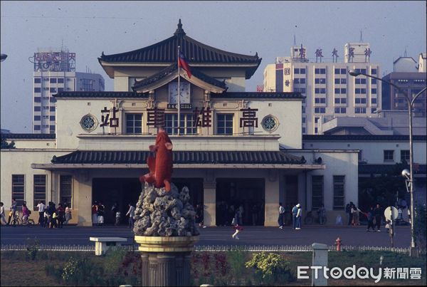 ▲▼高雄車站歷史地標紅鯉魚。（圖／翻攝FB粉絲專頁）