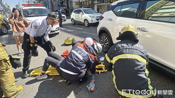 ▲▼女行人遭捲入車底下。（圖／記者吳世龍攝）