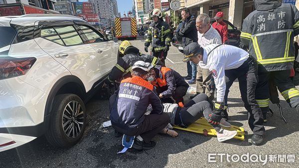 ▲▼女行人遭捲入車底下。（圖／記者吳世龍攝）