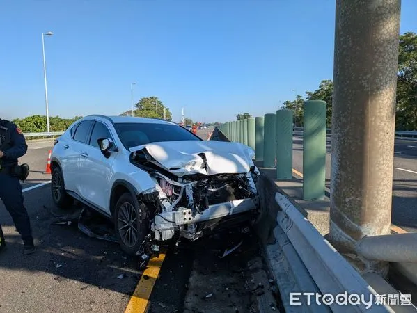 ▲國道3號南向340.6公里處，17日上午發生追撞車禍，27歲林姓男子駕駛之自小客車追撞由62歲魏姓男子駕駛之警戒緩撞車而肇事，造成2人受傷。（圖／記者林東良翻攝，下同）