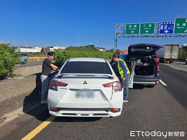 ▲▼1輛自小客車衝撞內側護欄，駕駛昏迷，車內2名幼童傳出嚎哭聲， 警方機敏救出母子3人。（圖／警方提供，下同）