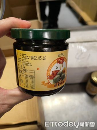 ▲▼九龍齋食品有限公司廠內查獲逾期產品。（圖／記者許宥孺翻攝）