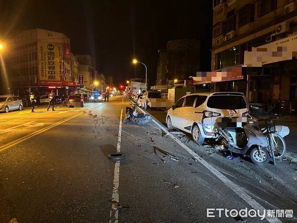 ▲▼酒駕林男連撞8輛汽機車，零件及輪胎噴滿地。（圖／記者游芳男翻攝，下同）