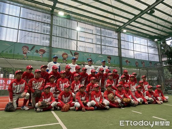 ▲▼清宮幸太郎與孫易磊到訪東園國小指導小球員。（圖／記者楊舒帆攝）