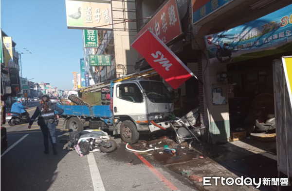 ▲台南市北區北安路發生小貨車為閃避同向左轉機車，撞到對向直行機車，再碰撞到一旁的餐飲店面，致店家招牌、水槽受損，2駕駛受傷。（圖／記者林東良翻攝，下同）