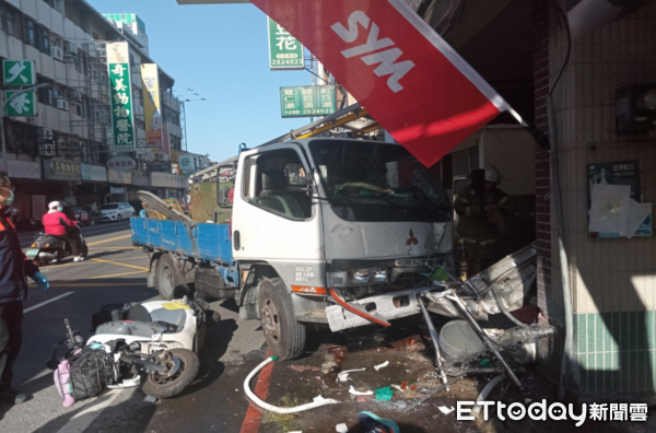 ▲台南市北區北安路發生小貨車為閃避同向左轉機車，撞到對向直行機車，再碰撞到一旁的餐飲店面，致店家招牌、水槽受損，2駕駛受傷。（圖／記者林東良翻攝，下同）