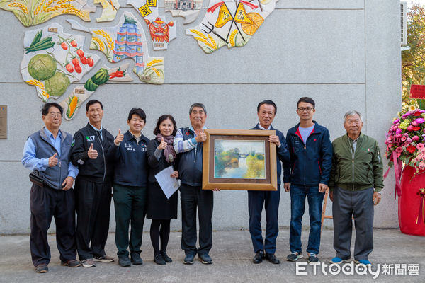 ▲▼ 翁章梁觀賞藝術下鄉成果 鹿草國中一甲子5公尺高陶板紀念牆成新地標 。（圖／嘉義縣政府提供）