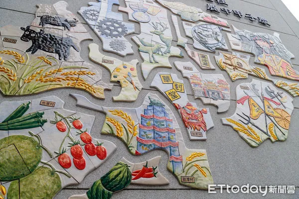▲▼ 翁章梁觀賞藝術下鄉成果 鹿草國中一甲子5公尺高陶板紀念牆成新地標 。（圖／嘉義縣政府提供）