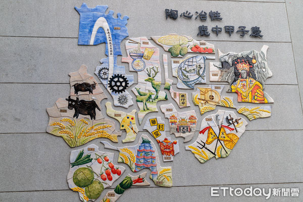 ▲▼ 翁章梁觀賞藝術下鄉成果 鹿草國中一甲子5公尺高陶板紀念牆成新地標 。（圖／嘉義縣政府提供）