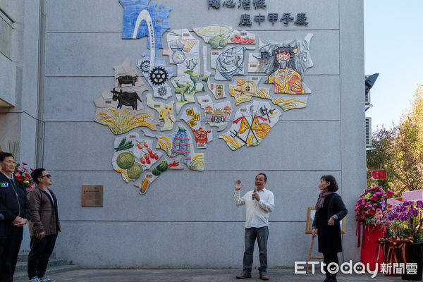 ▲▼ 翁章梁觀賞藝術下鄉成果 鹿草國中一甲子5公尺高陶板紀念牆成新地標 。（圖／嘉義縣政府提供）