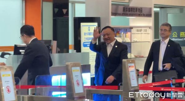 ▲▼   上海副市長華源在松山機場向媒體揮手說：歡迎有機會到上海          。（圖／記者任以芳攝）