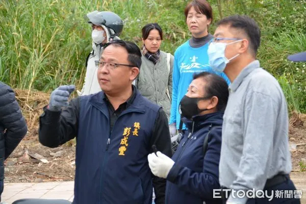 ▲關山鎮公所特地號召志工團體動手清理破損的屋舍殘骸 。（圖／記者楊漢聲翻攝）