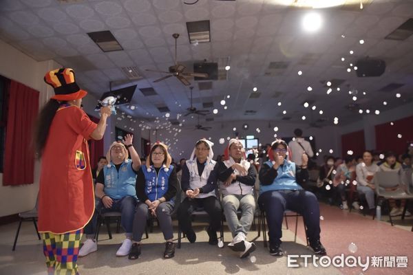 ▲▼花蓮市公所的愛心列車每年都會在聖誕節前夕巡迴各社福機構，將關懷帶給這些院生。（圖／花蓮市公所提供，下同）