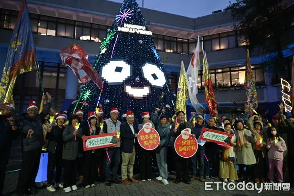 ▲台東縣府電玩風聖誕樹閃耀廣場。（圖／記者楊漢聲翻攝）