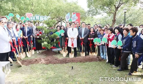 ▲衛福部桃園醫院今天上午舉辦「感恩桃醫45、永續深耕守護」院慶植樹儀式，由院長楊南屏帶領同仁植樹。（圖／記者沈繼昌翻攝）