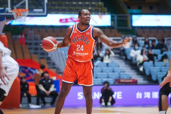 ▲領航猿葛拉漢、盧峻翔，獵鷹鉑金。（圖／PLG職籃提供）