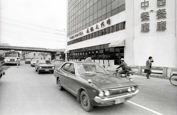 錦新大樓前身為時代大飯店，從歷史照片可看出，1979年開幕時相當新穎，沒想到開幕不到5年就發生致命火災。（圖／報系資料庫）