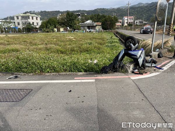 ▲苗栗公館鄉發生轎車和機車碰撞事故，騎士騰空翻滾2圈墜落農田送醫。（圖／記者楊永盛翻攝）