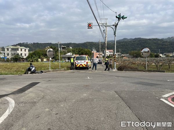 ▲苗栗公館鄉發生轎車和機車碰撞事故，騎士騰空翻滾2圈墜落農田送醫。（圖／記者楊永盛翻攝）