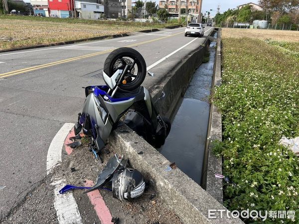 ▲苗栗公館鄉發生轎車和機車碰撞事故，騎士騰空翻滾2圈墜落農田送醫。（圖／記者楊永盛翻攝）