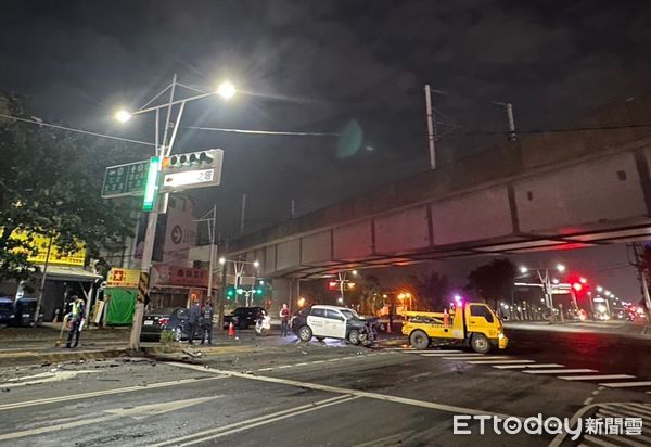 ▲▼高雄毒蟲拒檢「衝撞警車」！3員警掛彩受傷　車內查獲毒品送辦。（圖／記者賴文萱翻攝）