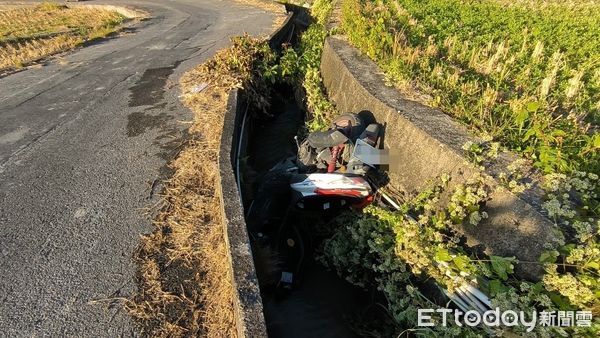 ▲苗栗三義鄉鍾姓老農田，騎機車要巡田水不慎自摔排水溝，送醫搶救不治。（圖／記者楊永盛翻攝）