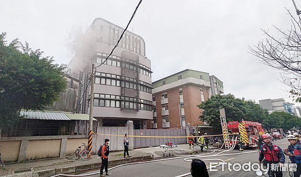 ▲桃園市桃園區興華路上一處工廠今天清晨竄出濃煙，桃園市消防局出動大批警消、消防車到場灌救。（圖／記者沈繼昌翻攝）